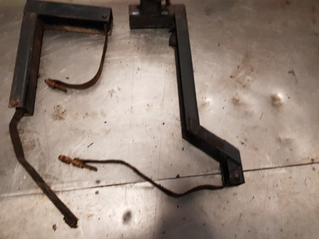 Case 5140, 5120, 5130, Fuel Tank Bracket Kit 1534442c1, 1534445c1 - Bränsletank: bild 5 Case 5140, 5120, 5130, Fuel Tank Bracket Kit 1534442c1, 1534445c1 - Bränsletank: bild 5