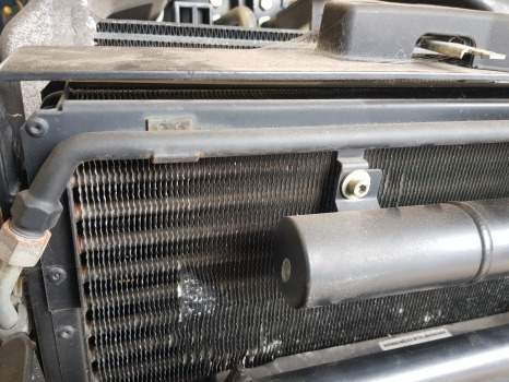 Deutz Agrotron M620 Air Conditioning Condenser Radiator 0.016.1816.4/10 - A/C reservdel: bild 1 Deutz Agrotron M620 Air Conditioning Condenser Radiator 0.016.1816.4/10 - A/C reservdel: bild 1