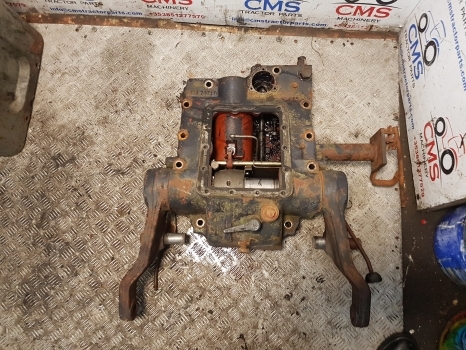 Deutz Dxbis110, 120, 85, 90 Hydraulic Lift Cover Assy 4337465r, 04331256 - Hydraulik för Traktor: bild 4 Deutz Dxbis110, 120, 85, 90 Hydraulic Lift Cover Assy 4337465r, 04331256 - Hydraulik för Traktor: bild 4