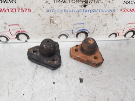 Ford 10 Ser 7810 Carraro Front Axle King Pin Pair Top, Bottom Car115729, 115729 - Framaxel för Traktor: bild 1 Ford 10 Ser 7810 Carraro Front Axle King Pin Pair Top, Bottom Car115729, 115729 - Framaxel för Traktor: bild 1