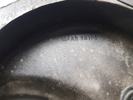 John Deere 1630, 2040, 2130, 2240, 2440 Engine Timing Cover At27105, Ar58196 - Motor och reservdelar: bild 4 John Deere 1630, 2040, 2130, 2240, 2440 Engine Timing Cover At27105, Ar58196 - Motor och reservdelar: bild 4