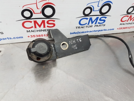 New Holland T5.95, T5 Trailer Socket And Bracket 47463656, 5102156, 84230588 - Elektriskt system för Lantbruksmaskiner: bild 1 New Holland T5.95, T5 Trailer Socket And Bracket 47463656, 5102156, 84230588 - Elektriskt system för Lantbruksmaskiner: bild 1
