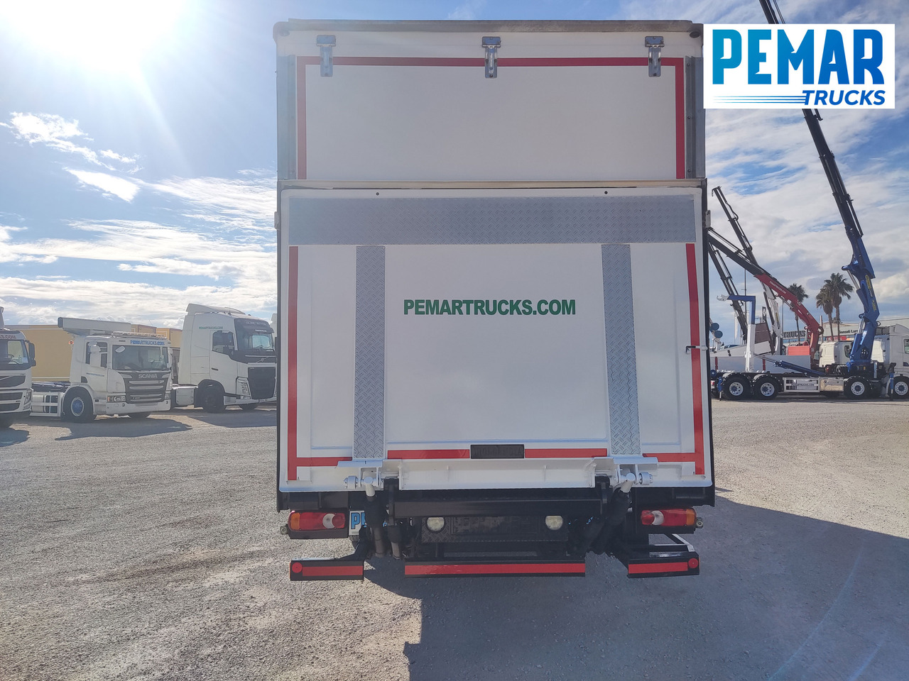 Lastbil med skåp VOLVO FL 210 12T CAJA CERRADA: bild 6
