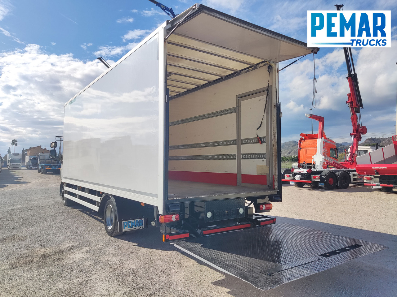 Lastbil med skåp VOLVO FL 210 12T CAJA CERRADA: bild 21