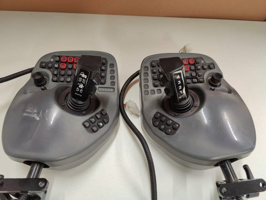 Komatsu Joysticks - Elektriskt system för Skogsmaskin: bild 2 Komatsu Joysticks - Elektriskt system för Skogsmaskin: bild 2
