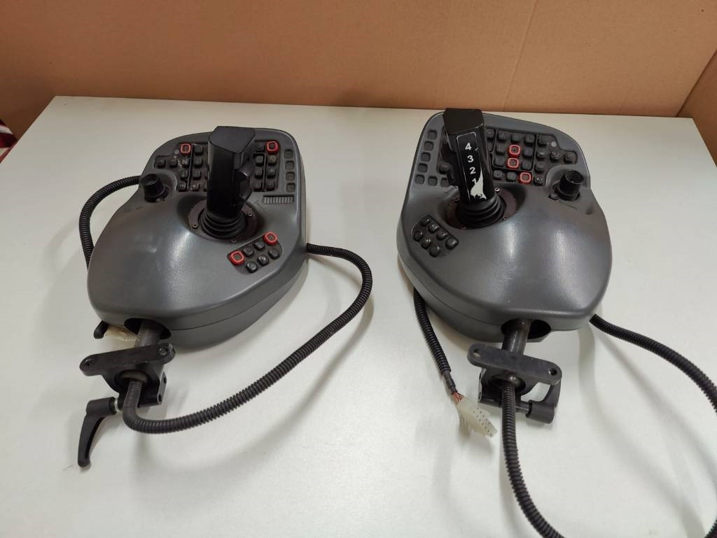 Komatsu Joysticks - Elektriskt system för Skogsmaskin: bild 5 Komatsu Joysticks - Elektriskt system för Skogsmaskin: bild 5