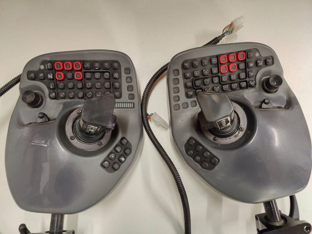 Komatsu Joysticks - Elektriskt system för Skogsmaskin: bild 1 Komatsu Joysticks - Elektriskt system för Skogsmaskin: bild 1
