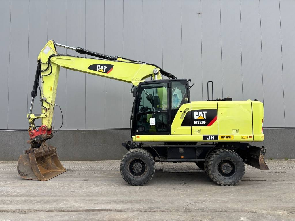 CAT M 320 F - Grävmaskin på däck: bild 1 CAT M 320 F - Grävmaskin på däck: bild 1
