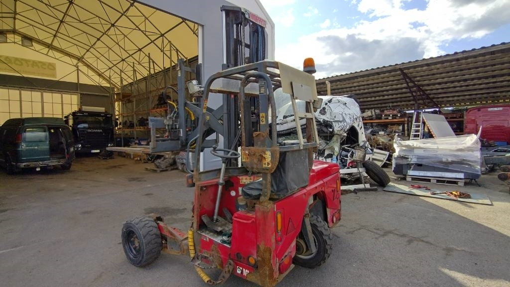 Moffett M4 25.4 ajoneuvotrukki  - Påhängstruck: bild 2 Moffett M4 25.4 ajoneuvotrukki  - Påhängstruck: bild 2