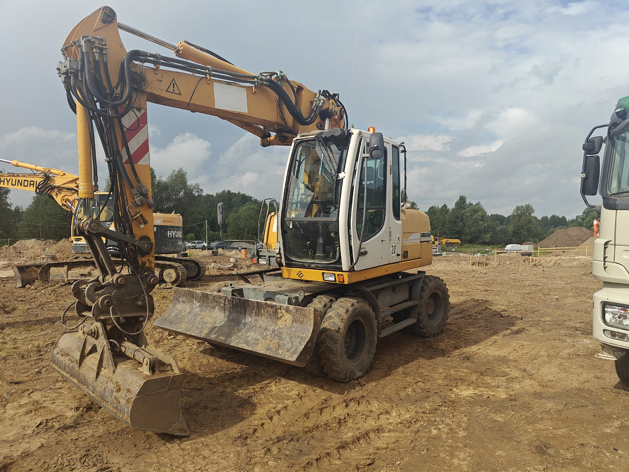 LIEBHERR A312 - Grävmaskin på däck: bild 2 LIEBHERR A312 - Grävmaskin på däck: bild 2