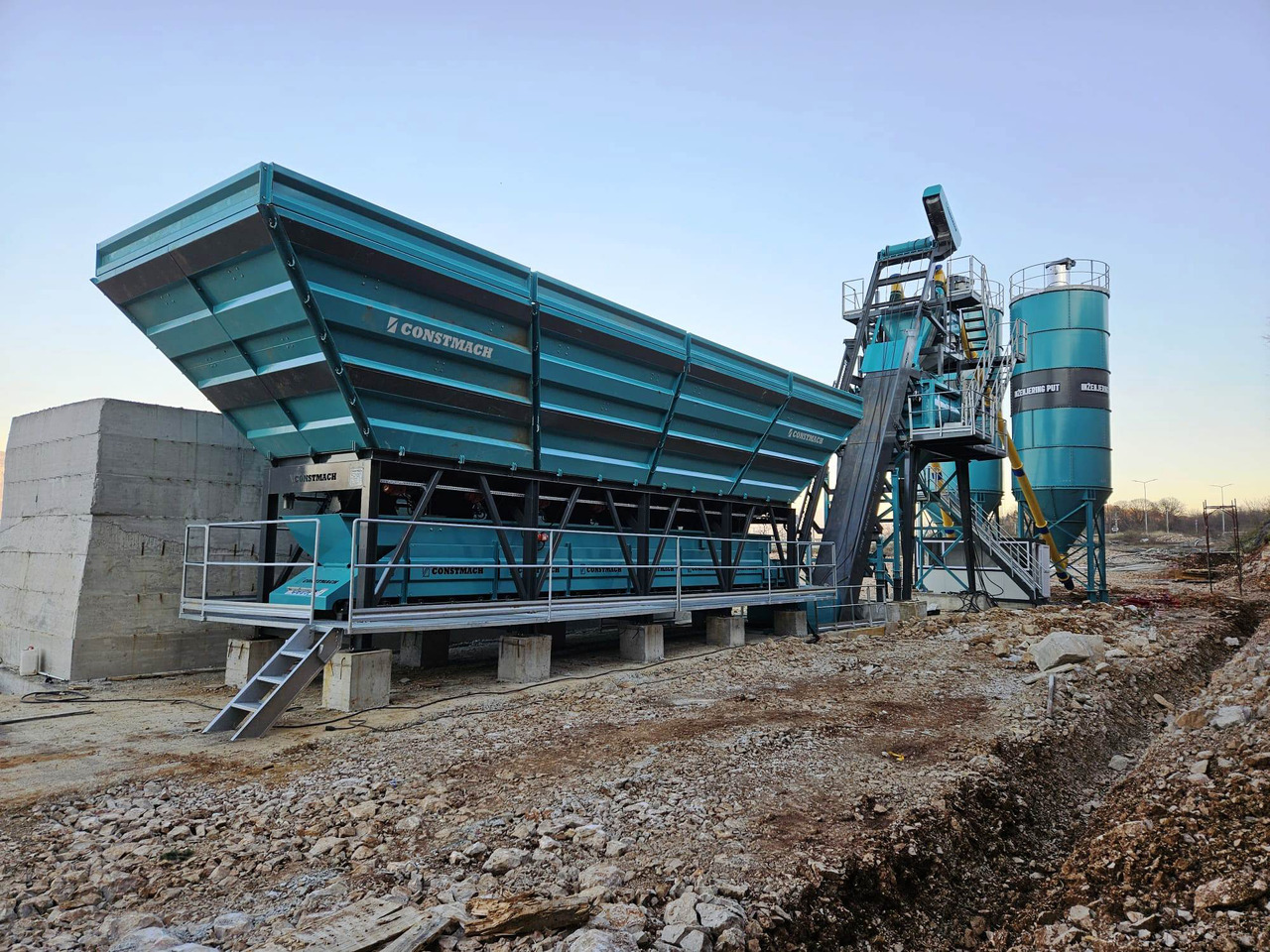 Constmach 120 m³/h Compact Concrete Batching Plant - Betongfabrik: bild 1 Constmach 120 m³/h Compact Concrete Batching Plant - Betongfabrik: bild 1