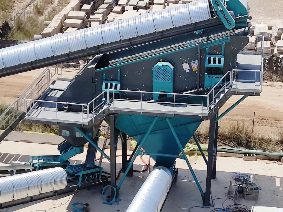 Constmach 140-180 Tph Crible Vibrant 2-3-4 Étages 1800x5000 mm - Sorteringsverk: bild 1 Constmach 140-180 Tph Crible Vibrant 2-3-4 Étages 1800x5000 mm - Sorteringsverk: bild 1