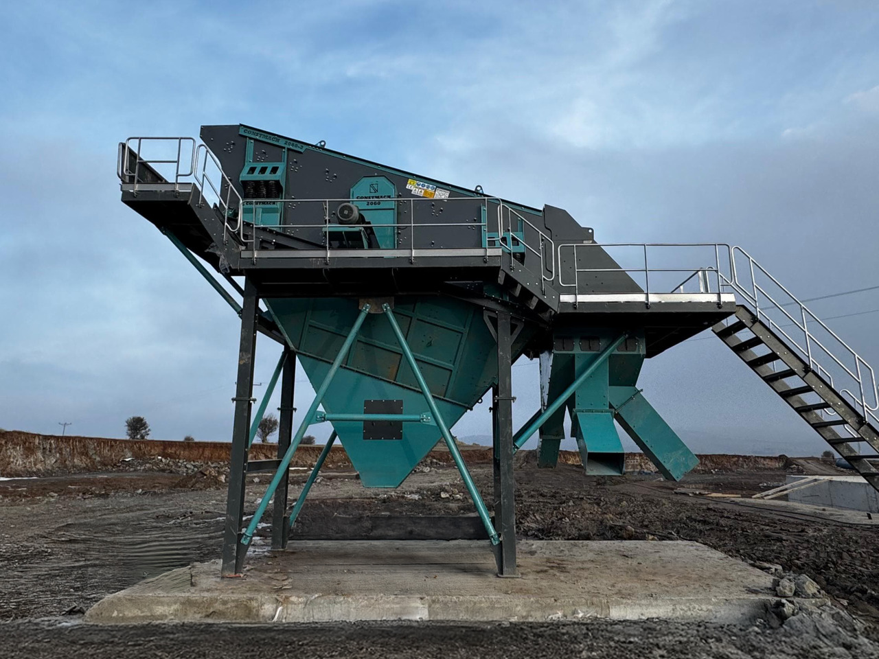 Constmach Schwingsieb Anlagen 70-95 t/h 2-3-4 Stufen 1200x4000 mm - Sorteringsverk: bild 2 Constmach Schwingsieb Anlagen 70-95 t/h 2-3-4 Stufen 1200x4000 mm - Sorteringsverk: bild 2