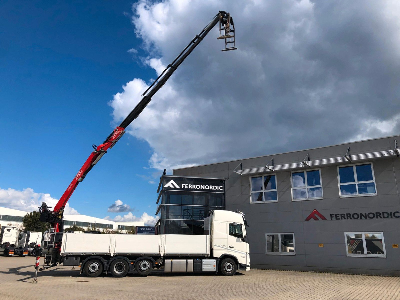 Volvo FH460 8x2 TRIDEM VLA&NLA gelenkt*FASSI F215AS.24 - Flakbil, Kranbil: bild 1 Volvo FH460 8x2 TRIDEM VLA&NLA gelenkt*FASSI F215AS.24 - Flakbil, Kranbil: bild 1