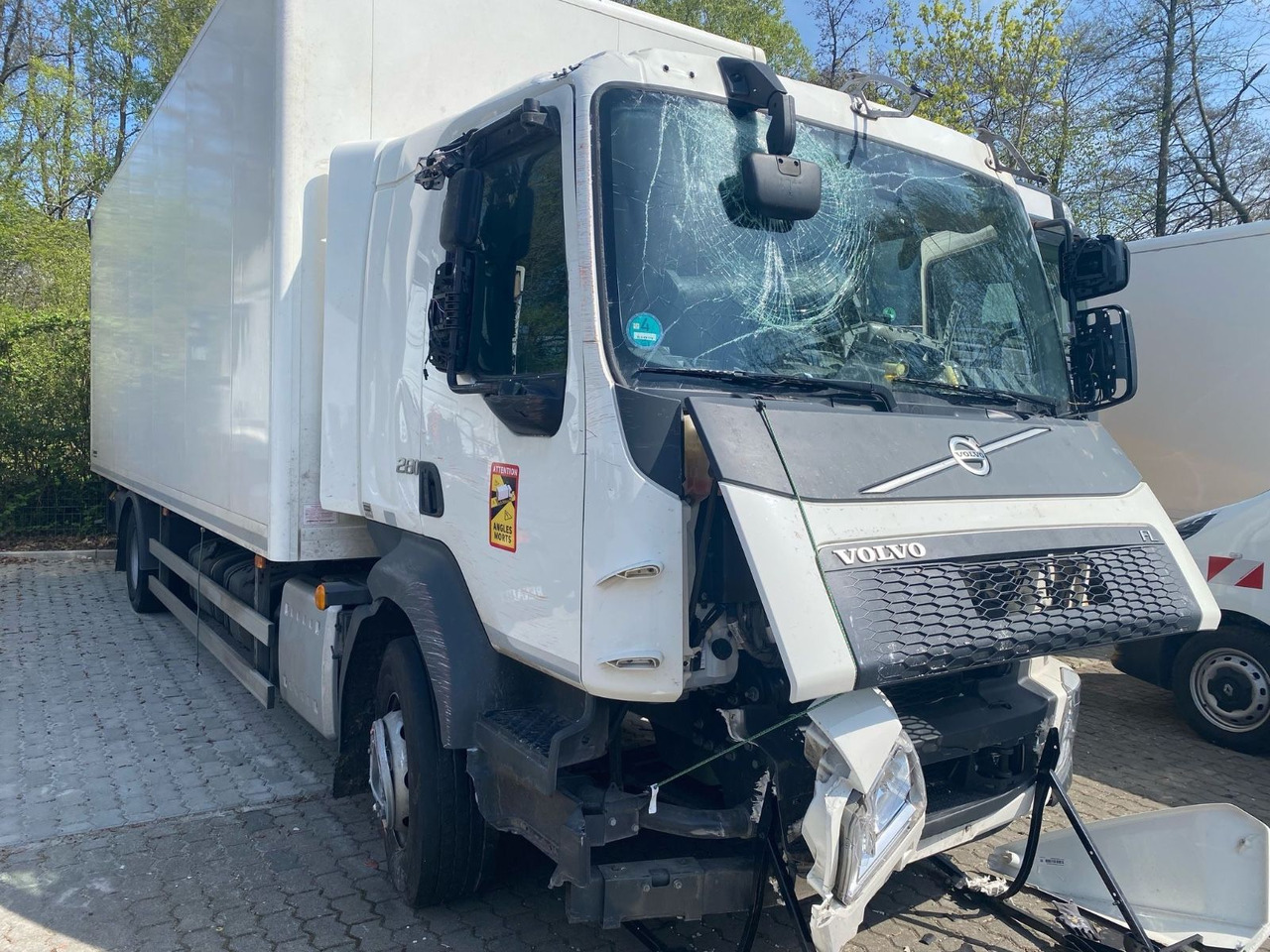 Volvo FL 16.280 Koffer Unfallschaden - Lastbil med skåp: bild 1 Volvo FL 16.280 Koffer Unfallschaden - Lastbil med skåp: bild 1