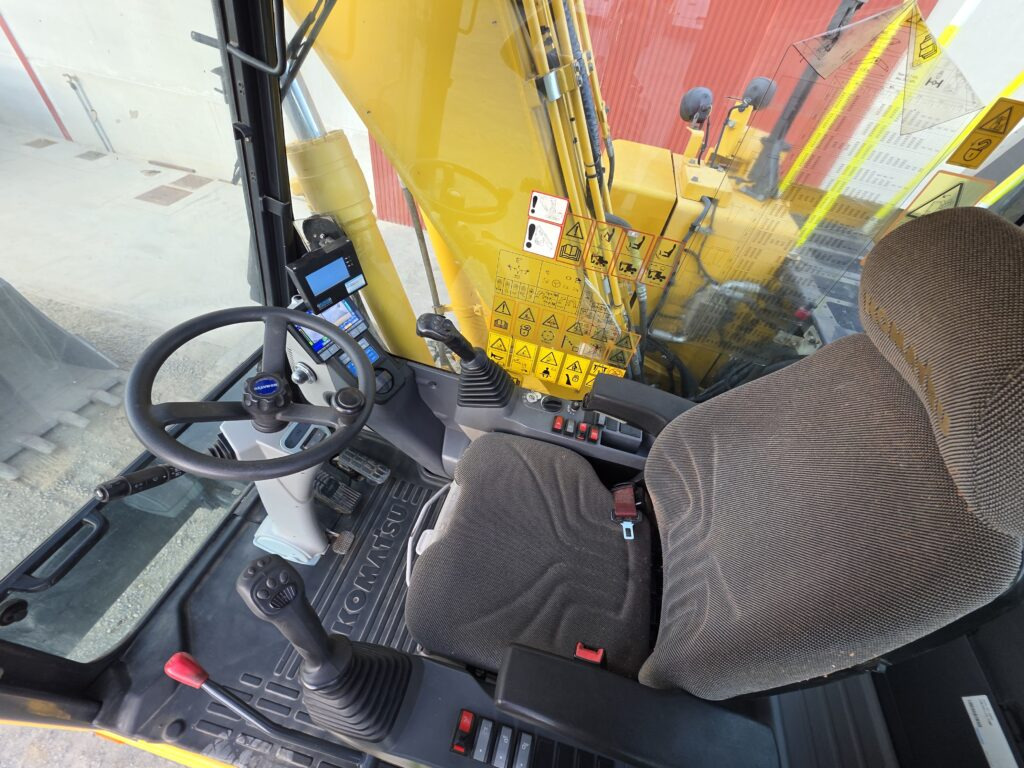 Grävmaskin på däck KOMATSU PW148-11: bild 10