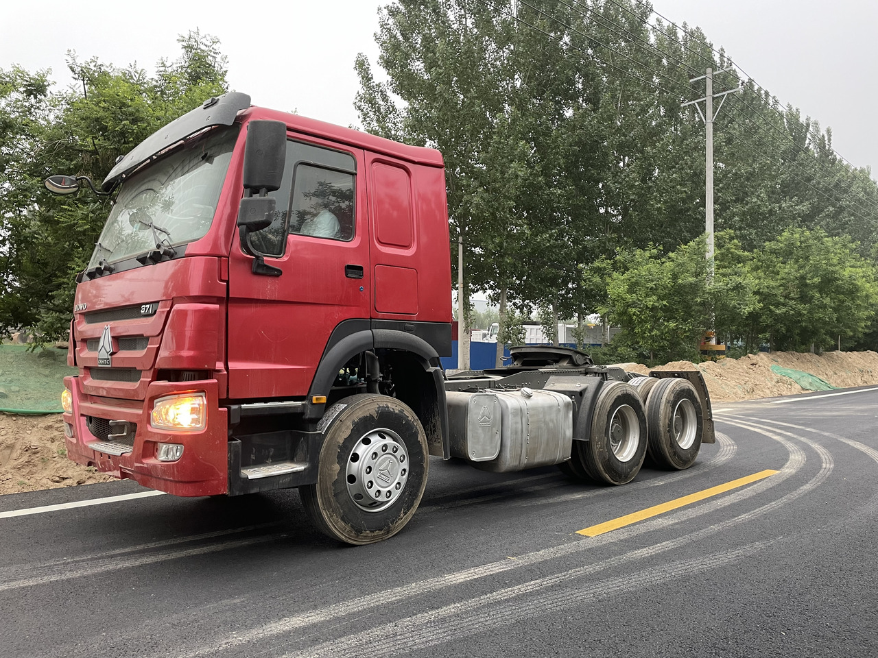 HOWO TRACTOR 6X4 SINOTRUCK 371HP - Dragbil: bild 1 HOWO TRACTOR 6X4 SINOTRUCK 371HP - Dragbil: bild 1