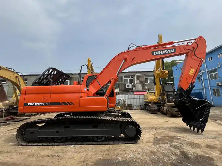 20 ton heavy machine used excavator digger doosan dx225lc with good performance - Bandgrävare: bild 3 20 ton heavy machine used excavator digger doosan dx225lc with good performance - Bandgrävare: bild 3