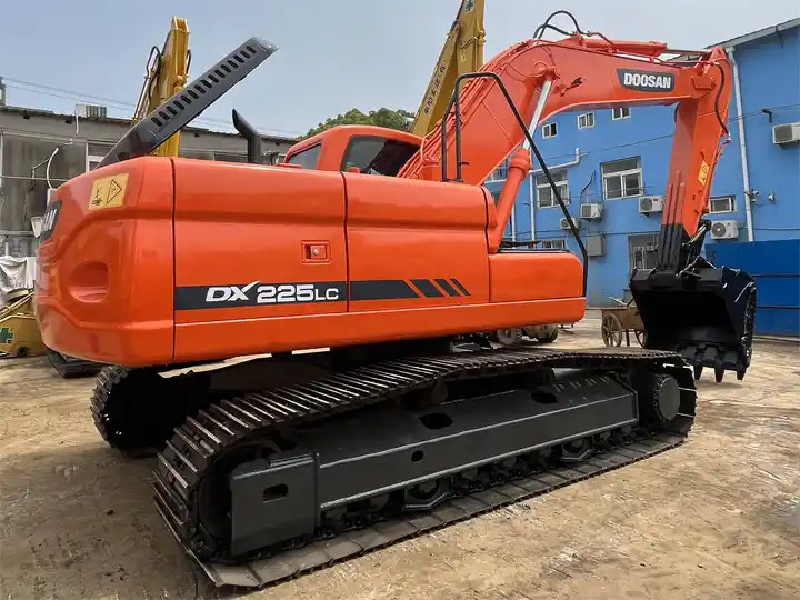 20 ton heavy machine used excavator digger doosan dx225lc with good performance - Bandgrävare: bild 4 20 ton heavy machine used excavator digger doosan dx225lc with good performance - Bandgrävare: bild 4