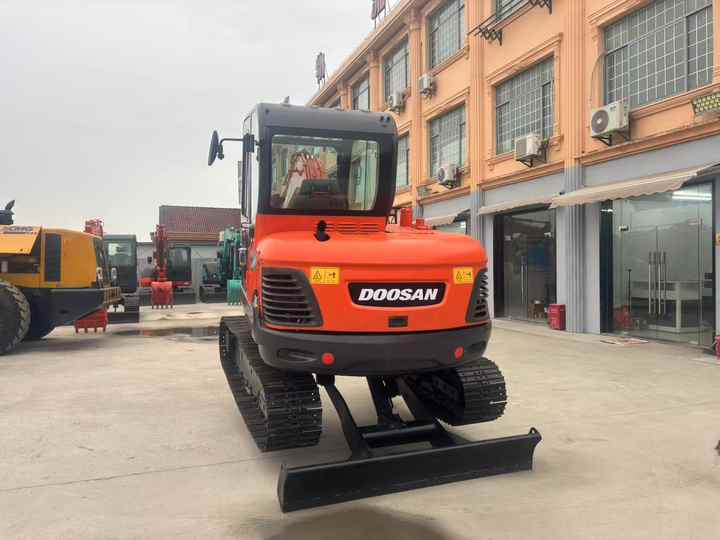 High Quality Hot Selling 6ton Second Hand Excavator Machine Mini Small Excavator DX60-9C Used Doosan Excavator for Sale DX60 - Grävmaskin: bild 2 High Quality Hot Selling 6ton Second Hand Excavator Machine Mini Small Excavator DX60-9C Used Doosan Excavator for Sale DX60 - Grävmaskin: bild 2