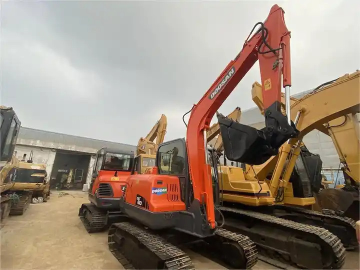 Used Doosan 6ton dx60 dx55 dx75 excavator made in Korea - Bandgrävare: bild 3 Used Doosan 6ton dx60 dx55 dx75 excavator made in Korea - Bandgrävare: bild 3
