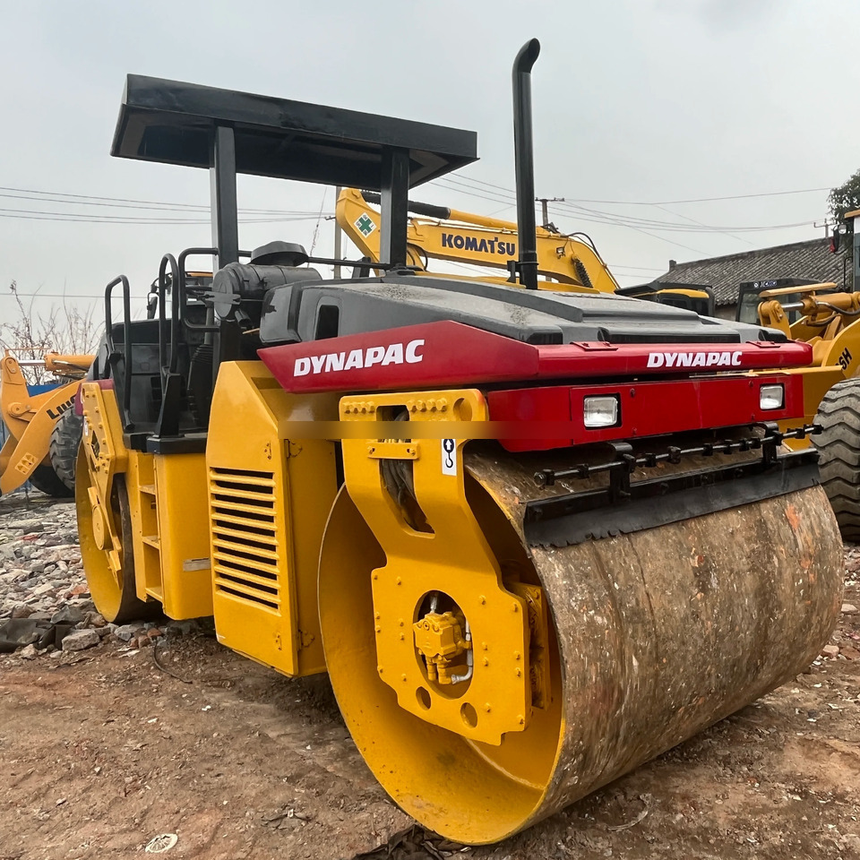 Used road roller Dynapac CC422 with Double Drum Roller in Good Condition - Asfaltvält: bild 1 Used road roller Dynapac CC422 with Double Drum Roller in Good Condition - Asfaltvält: bild 1