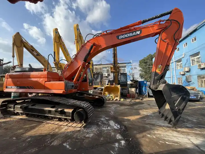Competitive Used Machinery Doosan300 dx300lc Hydraulic Crawler Backhoe Digger 30ton Used Excavator Doosan DX300LC - Bandgrävare: bild 4 Competitive Used Machinery Doosan300 dx300lc Hydraulic Crawler Backhoe Digger 30ton Used Excavator Doosan DX300LC - Bandgrävare: bild 4