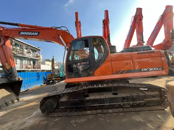 Competitive Used Machinery Doosan300 dx300lc Hydraulic Crawler Backhoe Digger 30ton Used Excavator Doosan DX300LC - Bandgrävare: bild 3 Competitive Used Machinery Doosan300 dx300lc Hydraulic Crawler Backhoe Digger 30ton Used Excavator Doosan DX300LC - Bandgrävare: bild 3