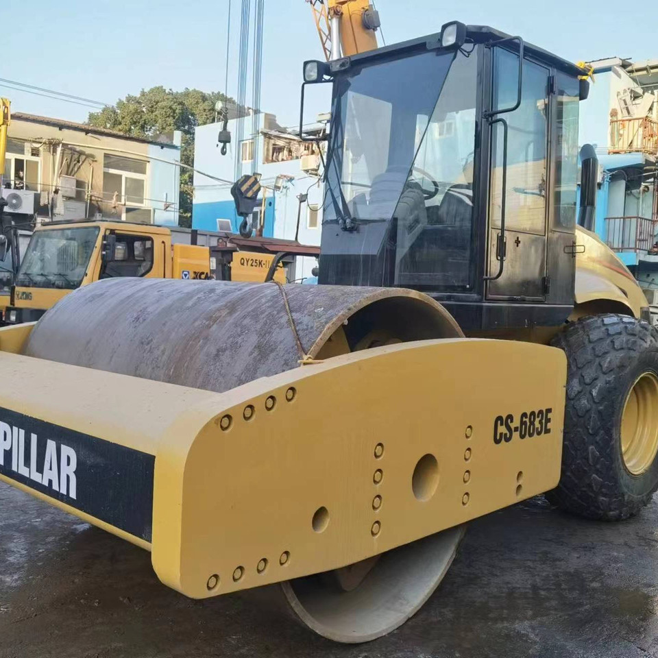 Used Road making machine CAT CS 683E roller - Asfaltvält: bild 1 Used Road making machine CAT CS 683E roller - Asfaltvält: bild 1