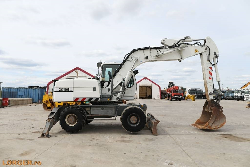 Liebherr A 316 Litronic - Grävmaskin på däck: bild 1 Liebherr A 316 Litronic - Grävmaskin på däck: bild 1