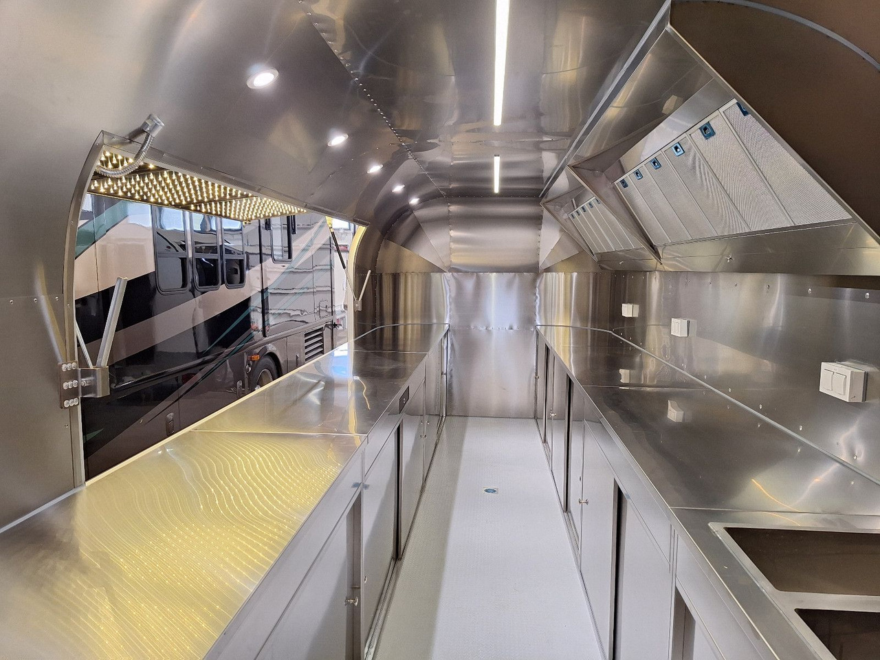 Esselmann Delistar American 6000 ähn. Airstream - Försäljningsvagn: bild 2 Esselmann Delistar American 6000 ähn. Airstream - Försäljningsvagn: bild 2