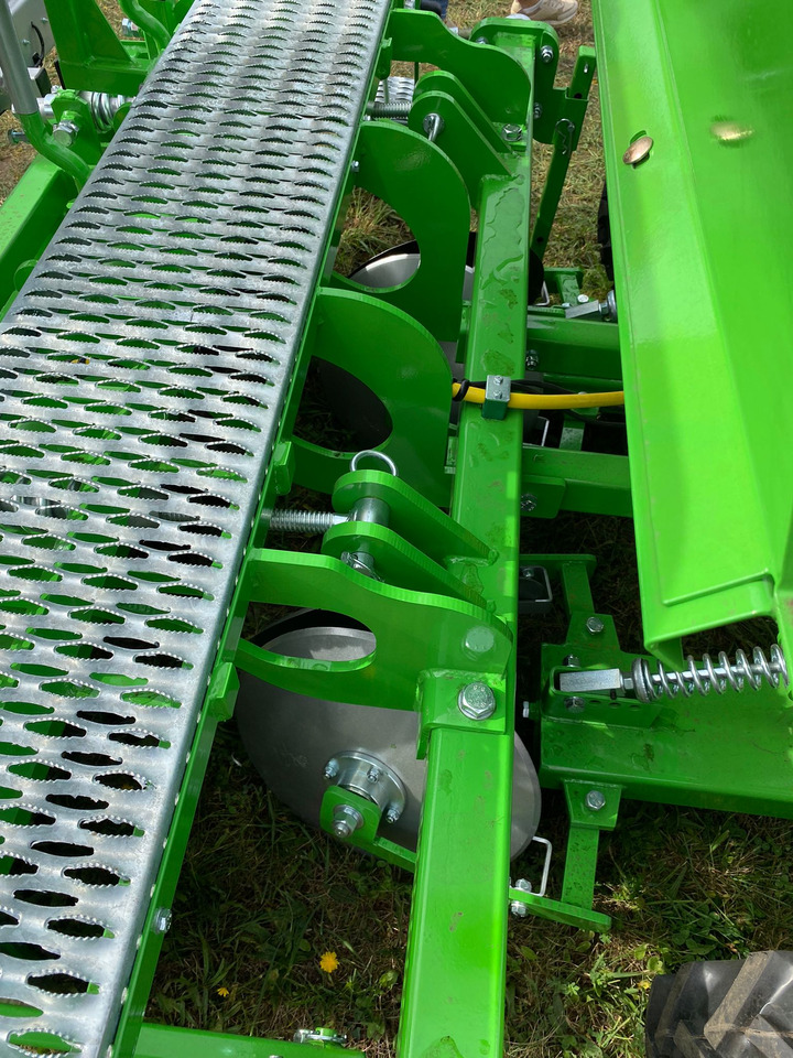 Bomet Kartoffelpflanzmaschine / Potato planter / Planteuse de pomme de terre / Piantapatate / Sadzarka ziemniaków - Potatissättare: bild 5 Bomet Kartoffelpflanzmaschine / Potato planter / Planteuse de pomme de terre / Piantapatate / Sadzarka ziemniaków - Potatissättare: bild 5
