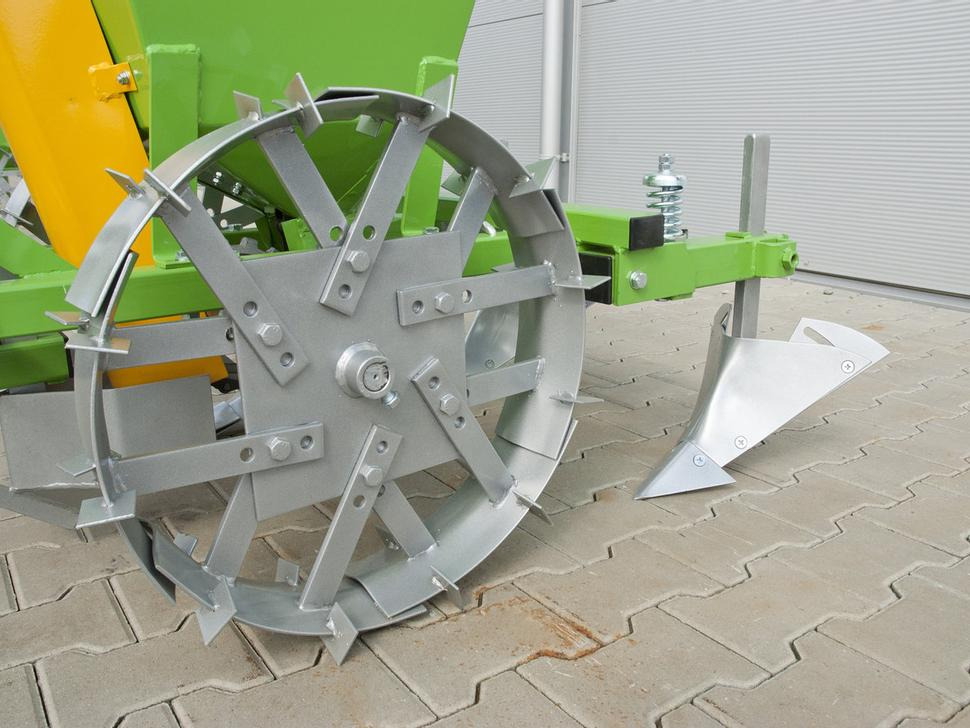 Bomet Kartoffelpflanzmaschine / Potato planter / Planteuse de pomme de terre / Piantapatate / Sadzarka ziemniaków - Potatissättare: bild 3 Bomet Kartoffelpflanzmaschine / Potato planter / Planteuse de pomme de terre / Piantapatate / Sadzarka ziemniaków - Potatissättare: bild 3