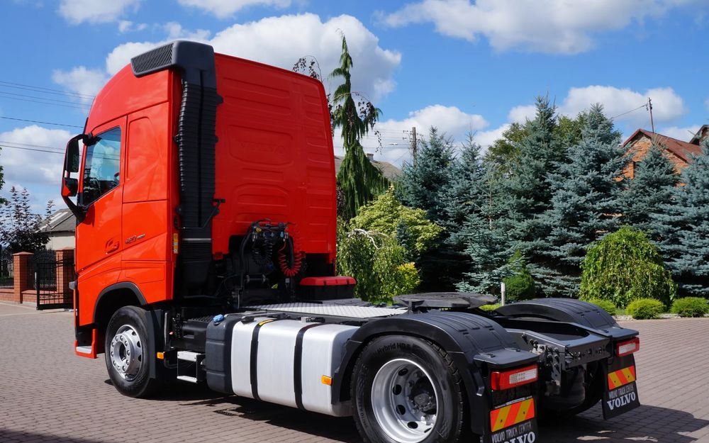 Volvo FH 4 EURO 6 GLOBETROTTER NISKI PRZEBIEG PEŁEN SERWIS - Dragbil: bild 3 Volvo FH 4 EURO 6 GLOBETROTTER NISKI PRZEBIEG PEŁEN SERWIS - Dragbil: bild 3