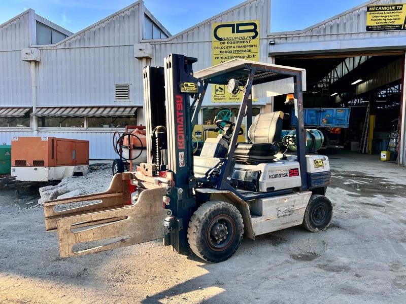 KOMATSU Chariot élévateur à gaz FG25T-11E (AVEC PINCE) - Gasoltruck: bild 1 KOMATSU Chariot élévateur à gaz FG25T-11E (AVEC PINCE) - Gasoltruck: bild 1