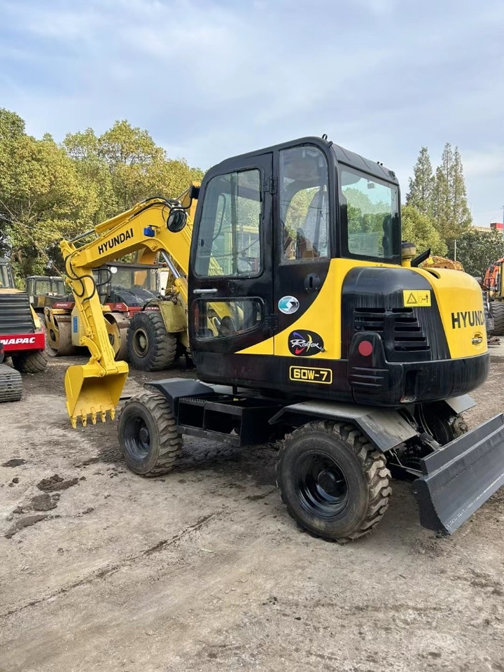 Hyundai 60 W-7 - Grävmaskin på däck: bild 1 Hyundai 60 W-7 - Grävmaskin på däck: bild 1