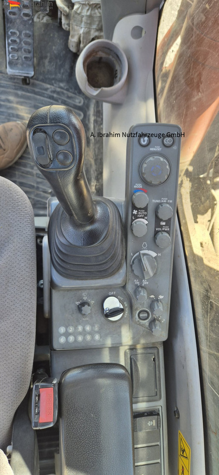Hitachi ZX 300LCN-6 Schaden imHeckbereich, läuft aber !! 8125 h - Bandgrävare: bild 5 Hitachi ZX 300LCN-6 Schaden imHeckbereich, läuft aber !! 8125 h - Bandgrävare: bild 5