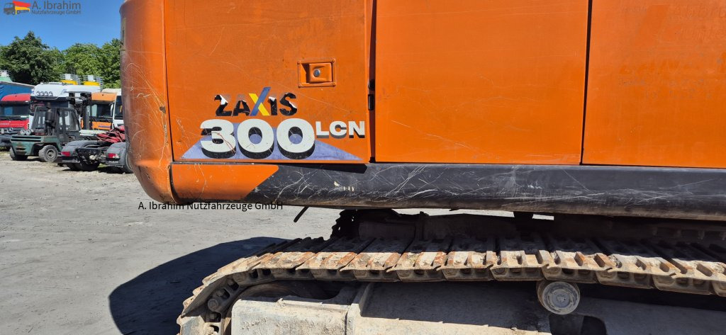 Hitachi ZX 300LCN-6 Schaden imHeckbereich, läuft aber !! 8125 h - Bandgrävare: bild 3 Hitachi ZX 300LCN-6 Schaden imHeckbereich, läuft aber !! 8125 h - Bandgrävare: bild 3