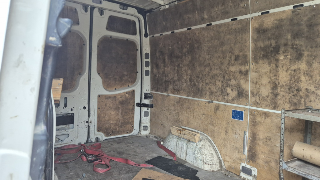 VW Crafter 2.5 Diesel Rost ja, technisch super, HU neu 01 2025 - Skåpbil: bild 5 VW Crafter 2.5 Diesel Rost ja, technisch super, HU neu 01 2025 - Skåpbil: bild 5