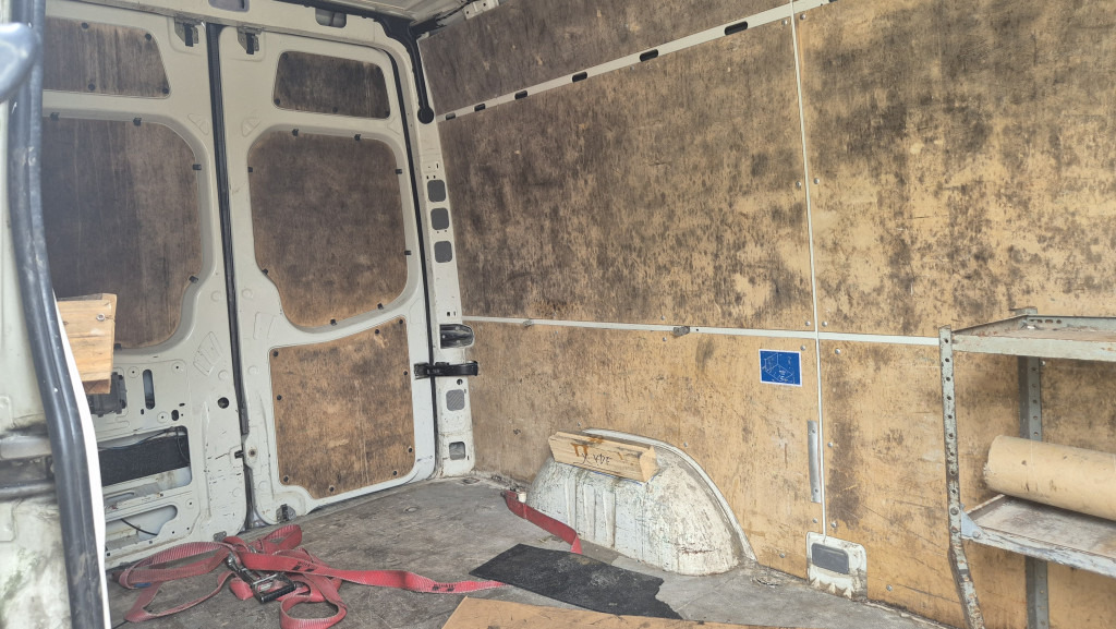 VW Crafter 2.5 Diesel Rost ja, technisch super, HU neu 01 2025 - Skåpbil: bild 4 VW Crafter 2.5 Diesel Rost ja, technisch super, HU neu 01 2025 - Skåpbil: bild 4