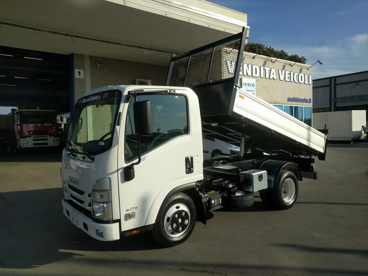 ISUZU NNR M21 T - Transportbil med tippflak: bild 4 ISUZU NNR M21 T - Transportbil med tippflak: bild 4