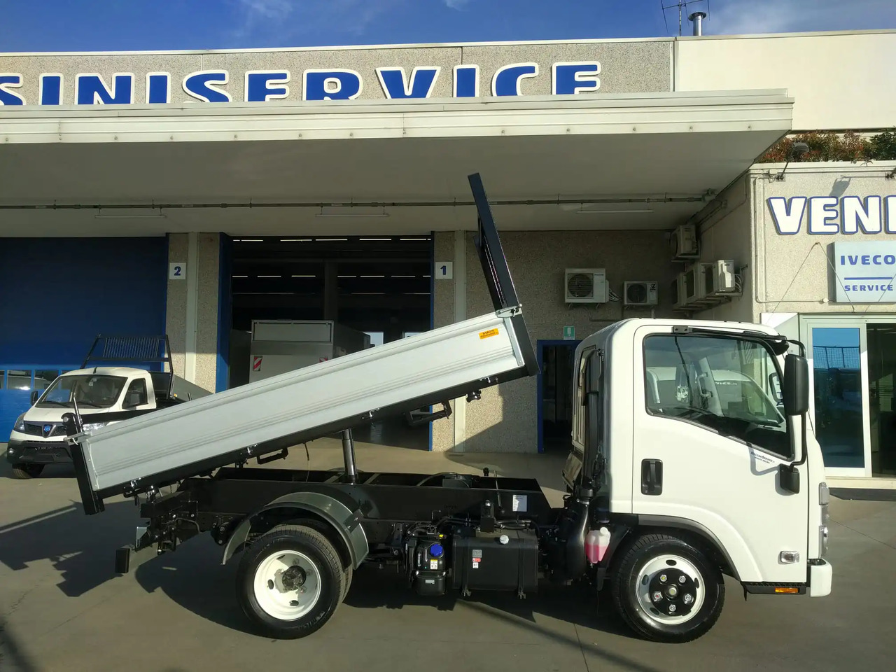 ISUZU NNR M21 T - Transportbil med tippflak: bild 3 ISUZU NNR M21 T - Transportbil med tippflak: bild 3
