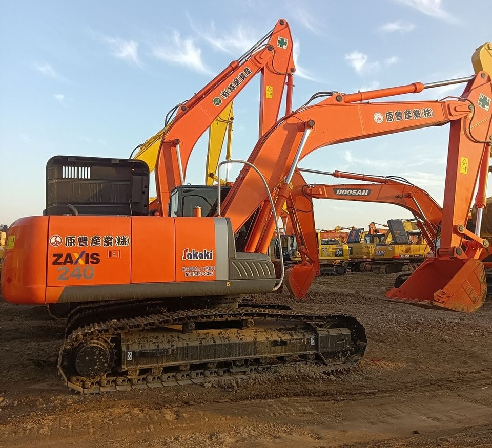 Hitachi ZX240 - Bandgrävare: bild 1 Hitachi ZX240 - Bandgrävare: bild 1