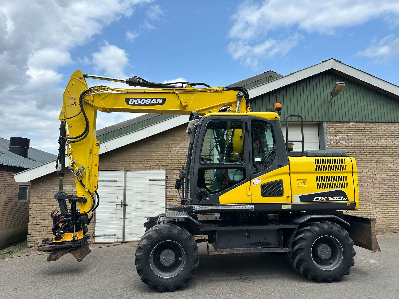 Doosan DX140W-5 - Grävmaskin på däck: bild 1 Doosan DX140W-5 - Grävmaskin på däck: bild 1