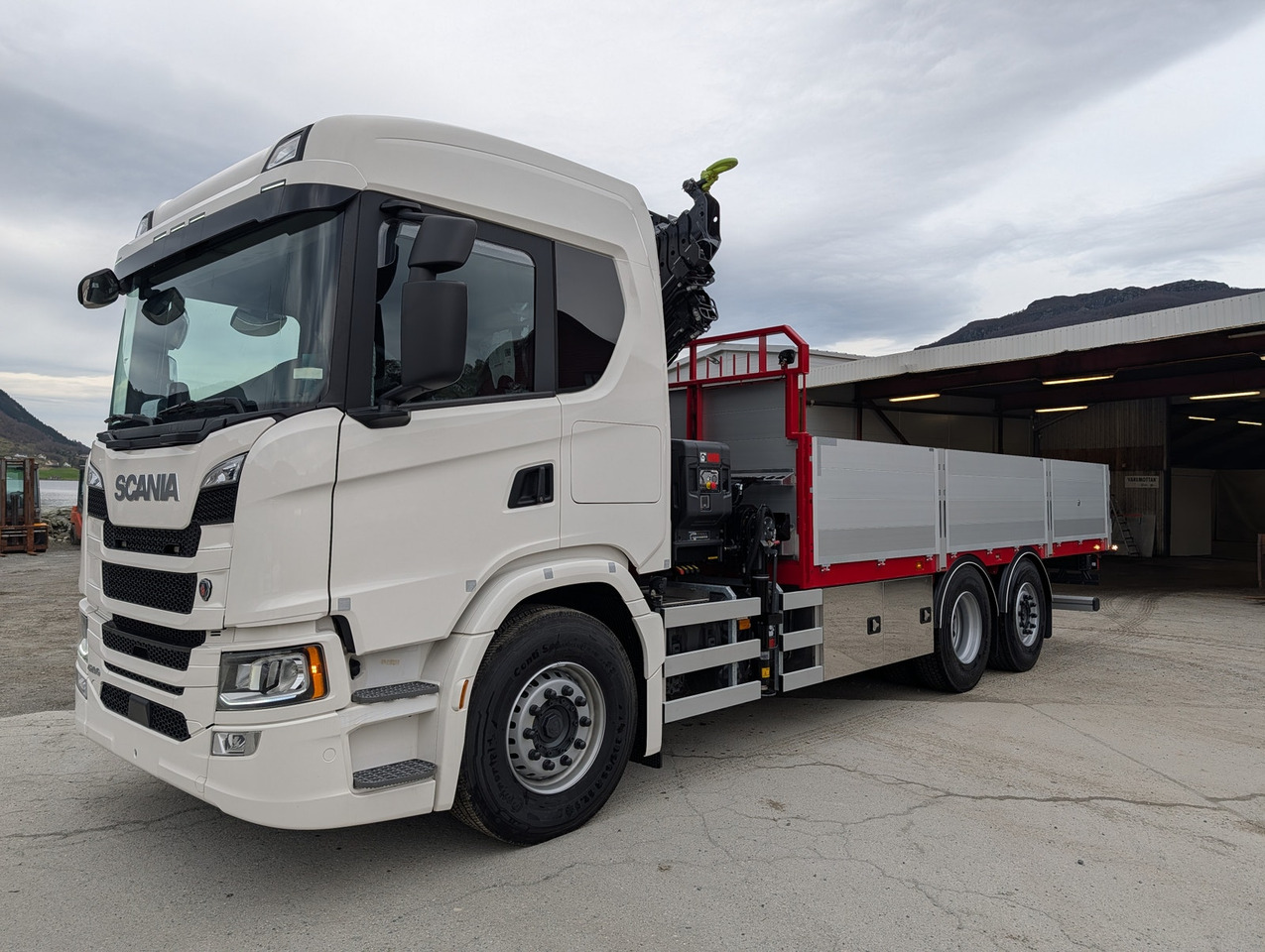 Scania G420 6x2 med HIAB 232-E5 Hipro og MCE påbygg - Flakbil, Kranbil: bild 3 Scania G420 6x2 med HIAB 232-E5 Hipro og MCE påbygg - Flakbil, Kranbil: bild 3