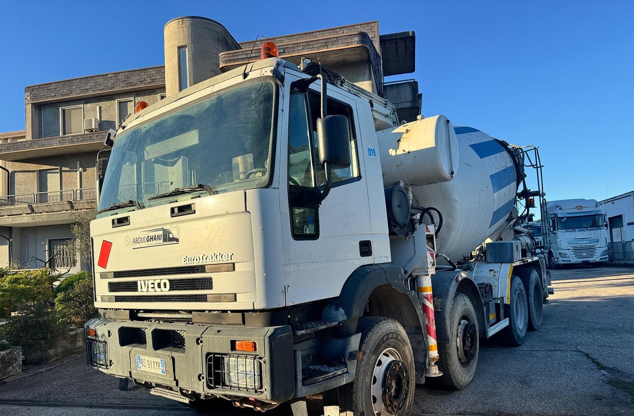 Betonpompa CIFA Iveco Trakker 410E44 - Betongpump: bild 1 Betonpompa CIFA Iveco Trakker 410E44 - Betongpump: bild 1