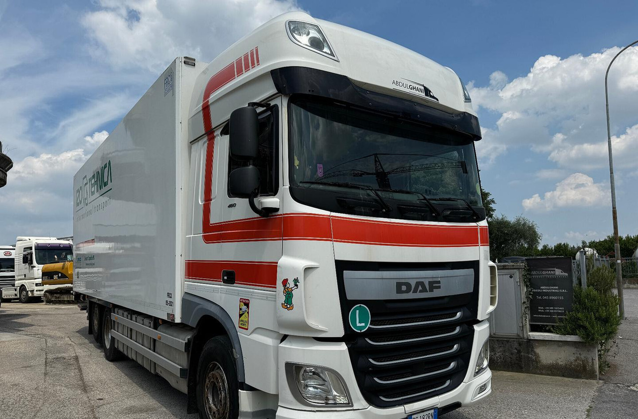Motrice frigo DAF XF 105.460 con Sponda - Lastbil med skåp: bild 1 Motrice frigo DAF XF 105.460 con Sponda - Lastbil med skåp: bild 1