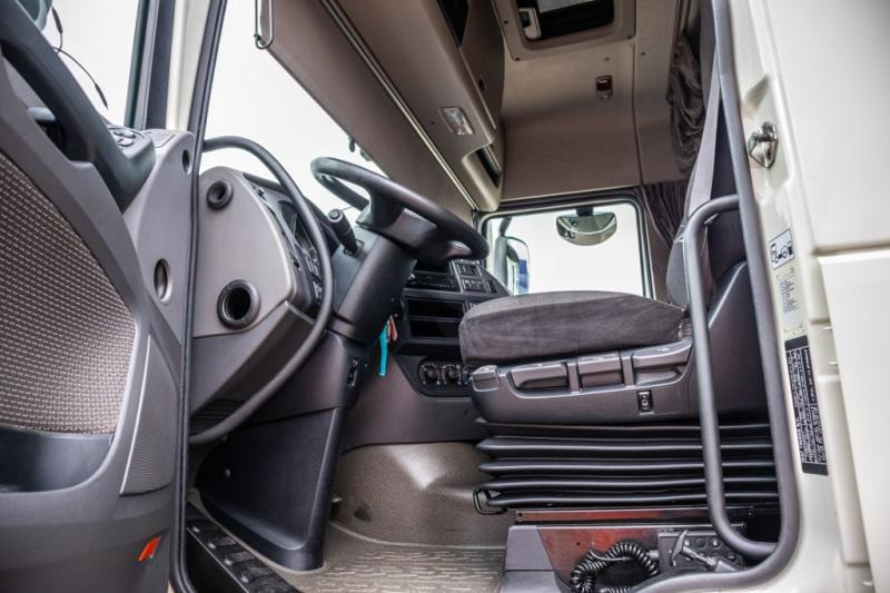 Interior photo 1: Dragbil DAF XF 510 +  Intarder
