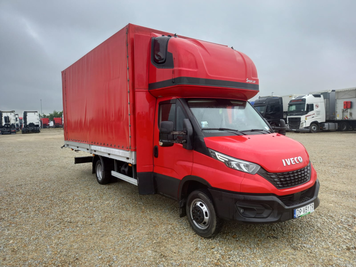 IVECO/JUSAM STANISŁAWJURKOWSKI 50C18/JU06 PLANDEKA - Transportbil med kapell: bild 1 IVECO/JUSAM STANISŁAWJURKOWSKI 50C18/JU06 PLANDEKA - Transportbil med kapell: bild 1