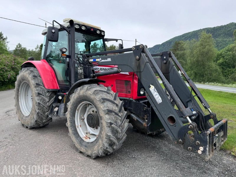 2004 Massey Ferguson 6480 Dynashift - Frontlaster med hydraulisk redskapslås - Fronthydraulikk - 40 km - Fjærende hytte - tredje funksjon - Traktor: bild 3 2004 Massey Ferguson 6480 Dynashift - Frontlaster med hydraulisk redskapslås - Fronthydraulikk - 40 km - Fjærende hytte - tredje funksjon - Traktor: bild 3